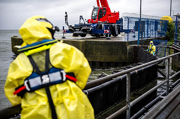 V německém přístavu se srazila zásobovací loď s tankerem, uniká z ní palivo