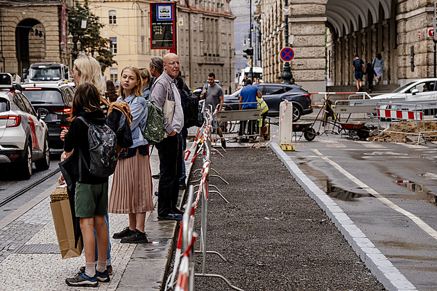 Konec mačkanicím. Tramvajový ostrůvek na Staroměstské se rozšiřuje