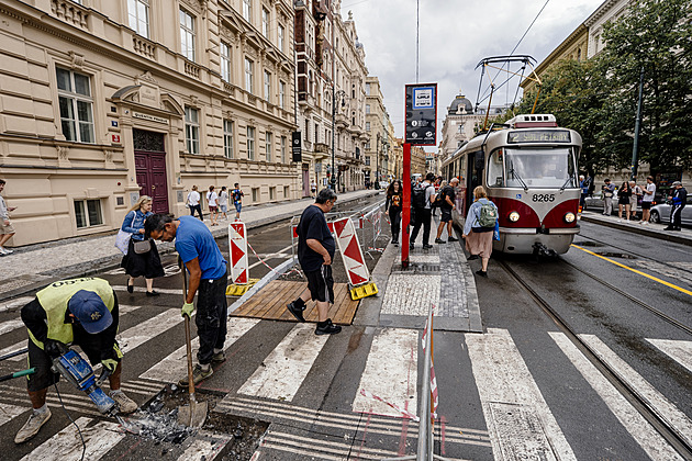 Ostrvek u praské tramvajové zastávky Staromstská se rozíí o dva metry....