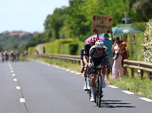 Tour ONLINE: Jezdci míří k ikoně Mont Ventoux, tvrdě se bojuje o únik