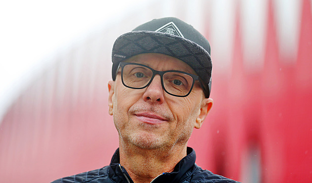 Bedich Musil pracuje jako vedoucí PR oddlení nové multifunkní haly, která se...