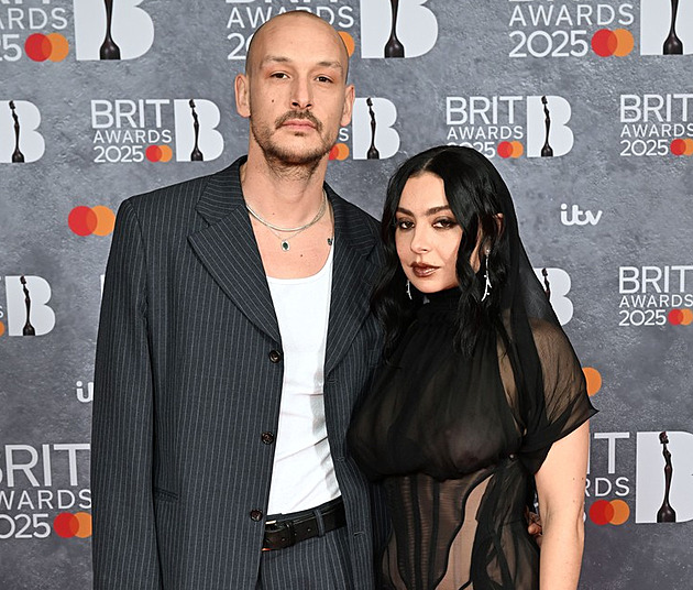 Zpěvačka Charli XCX se v Londýně provdala za bubeníka skupiny The 1975