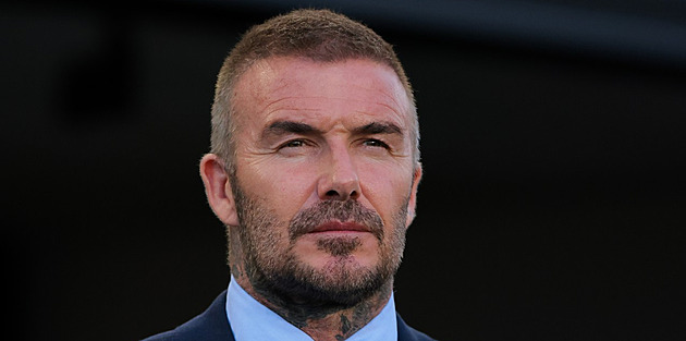 Beckham si sám stříhal vlasy a skončil s lysinou, které se vysmívá i jeho žena