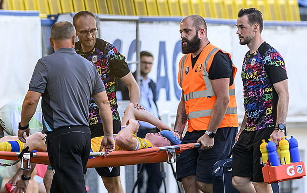 Uf, zranění obratle ne. Talent Teplic ale po bezohledném vražení utrpěl otřes mozku