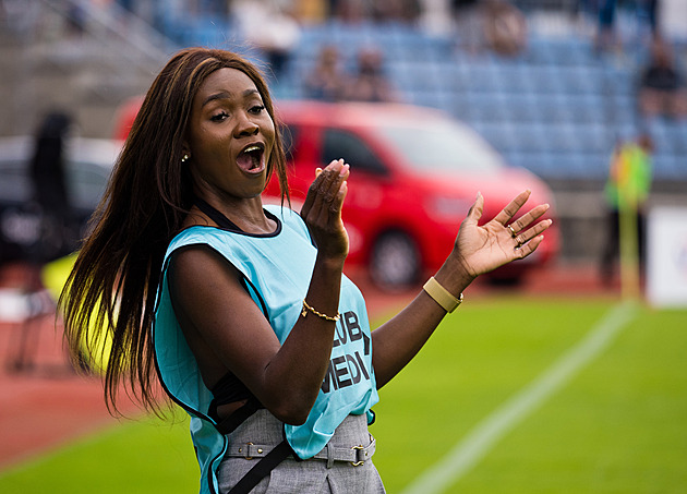 Ústí: pokuta 100 tisíc, konec Červenky, let do Afriky. Tmavého Messiho kouč nečeká