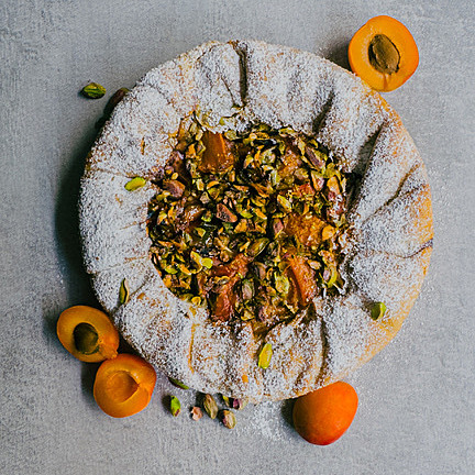 Veganská galetka s pistáciovým frangipanem, marcipánovou vrstvou a meruňkami podle Martina Šlence