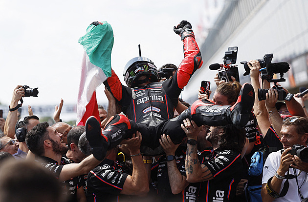 Na neekologické závody motorek se veřejné peníze najdou. Vítězí benzin, ego a byznys