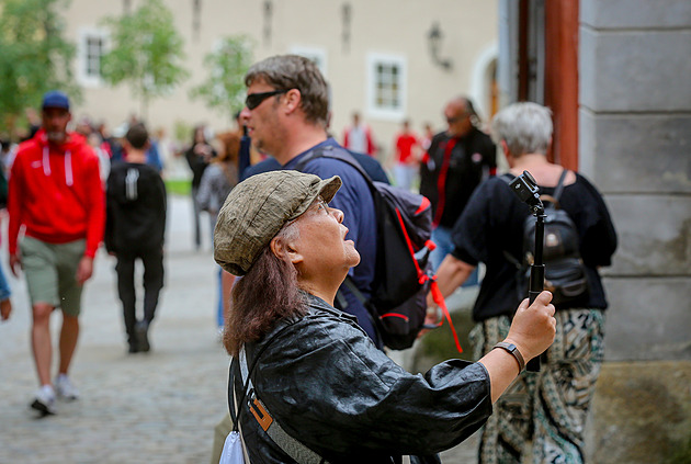 Voda za 300, káva za 170. Turistů v Českém Krumlově ubylo, ceny ale zůstaly