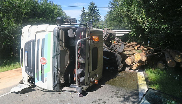 idi nákladní soupravy naloené devem nezvládl zatáku, taha s návsem...