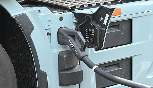 První v Česku. U D1 zprovoznili veřejnou dobíjecí stanici pro elektrokamiony