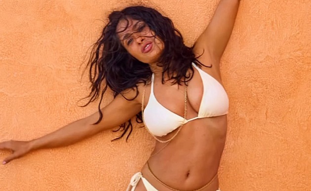 Salma Hayeková září na titulce v bikinách. V 58 letech, bez botoxu a výplní