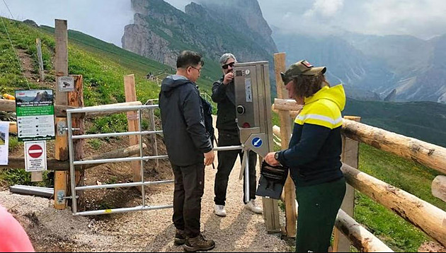 Davy turistů pustoší horské louky u hory Seceda, farmáři cestu přehradili turniketem