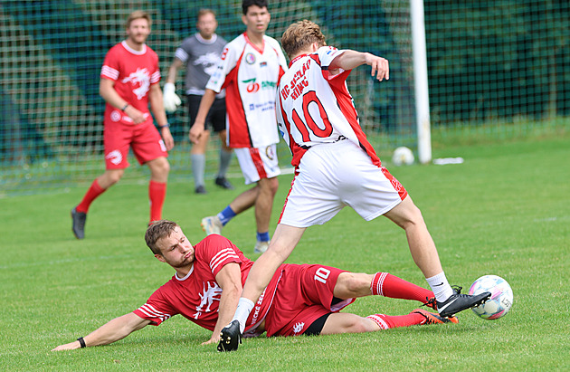 Třinečtí hokejisté drží tradici. Pravidelně hrají fotbal se svými příznivci
