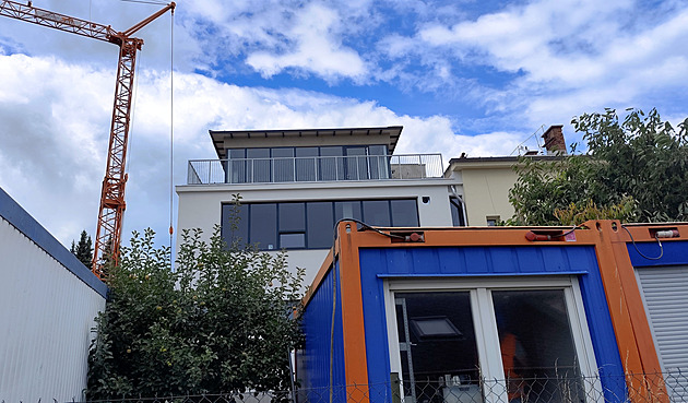 Soud prohrál, ale návrat dětí do opravené školy soused blokuje dál