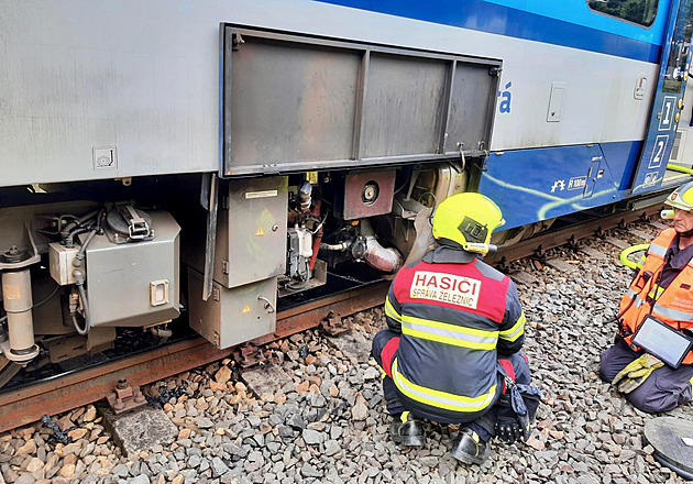Hasii vyjídli k poáru osobního vlaku u Nejdku. Nikomu z cestujících se nic...