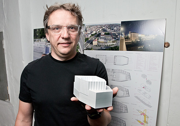 Plzeský architekt Jií Zábran s modelem stední ásti Kulturního domu Peklo,...