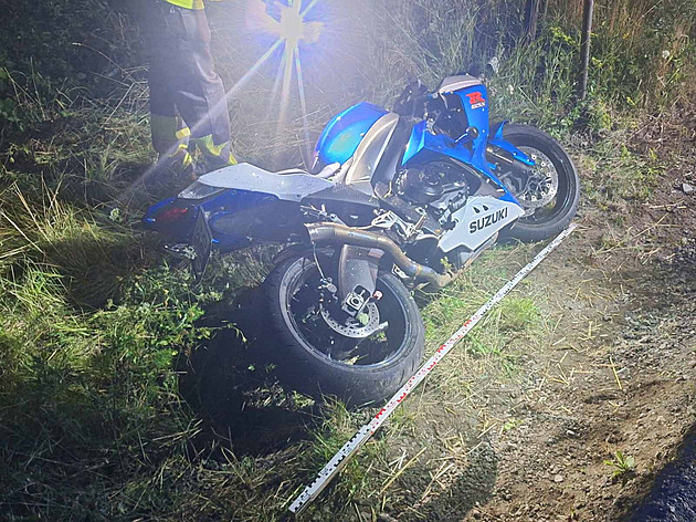 Motorkář na Znojemsku nezvládl zatáčku a narazil do stromu. Na místě zemřel
