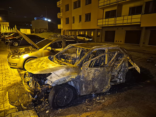 V jednom z vyhořelých aut ve Velkém Meziříčí našli policisté mrtvolu