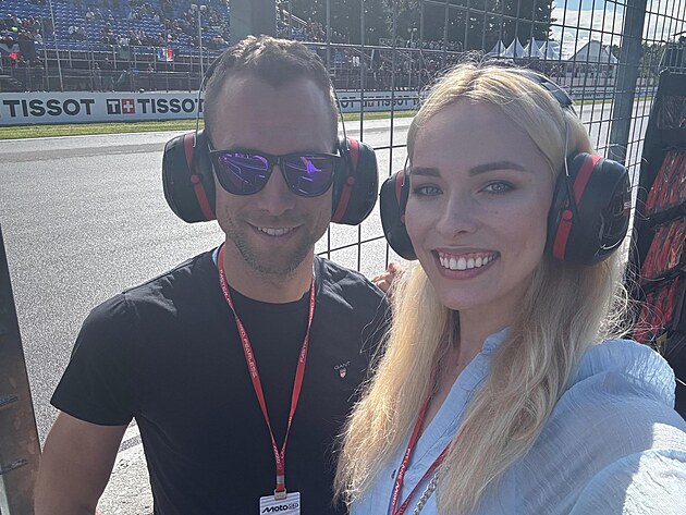 esk umbrella girl Tereza Blakov a jej ptel Ondej Jeek na Grand Prix v...