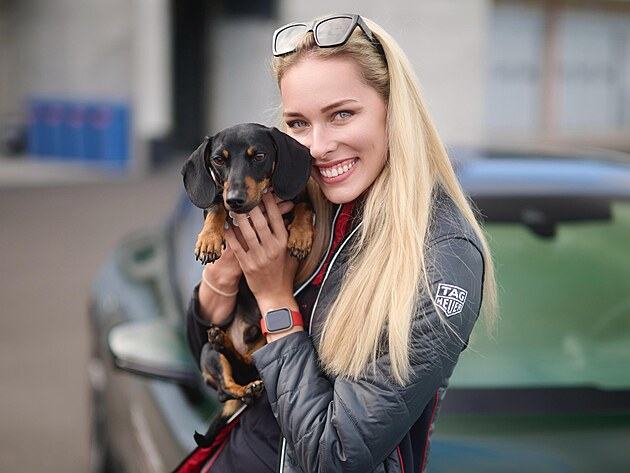 Tereza Blakov, umbrella girl pi motocyklovch zvodech a milovnice zvat.