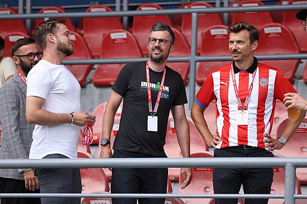 Vojtch Kaena (v erném) na druholigovém zápase Zbrojovky Brno, po jeho levici...