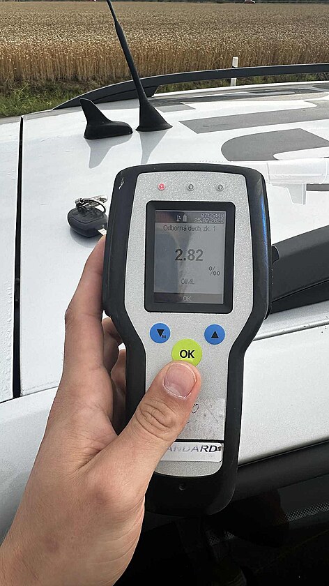 Opilý idi usnul v kolon. Nadýchal skoro ti promile.