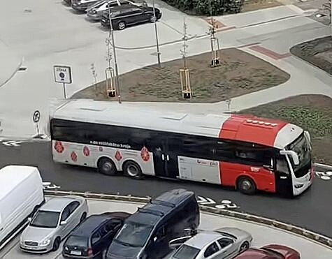 Aby autobusy projely Nádraní ulicí v Mlníku, musí si idii najet a do...