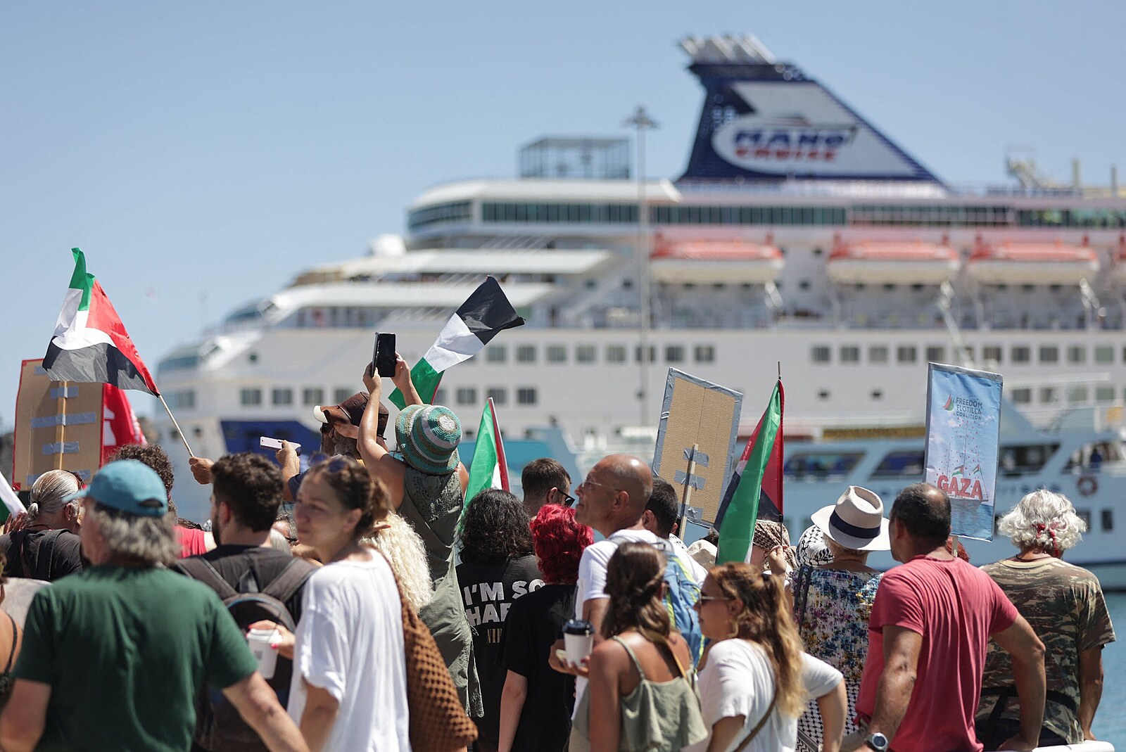 Stop genocidě! Na Krétě protestovali proti izraelské lodi, na turisty házeli lahve
