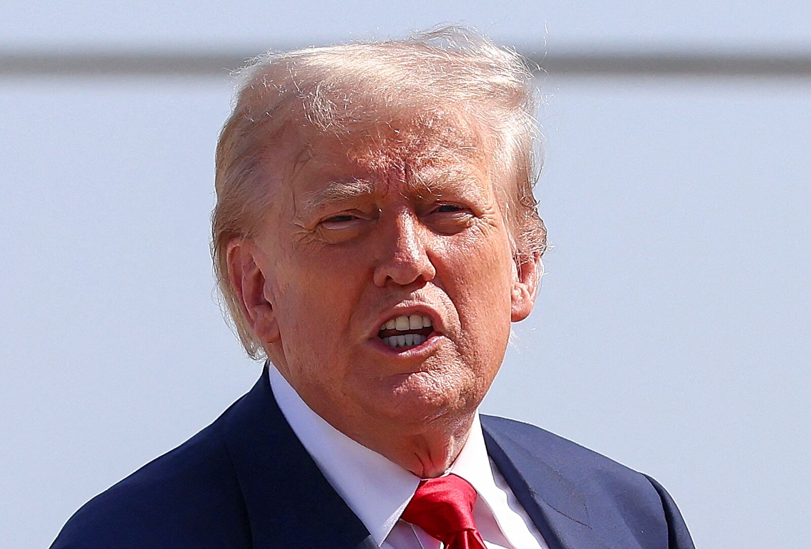 Ať si Medveděv dává pozor na jazyk, je na tenkém ledě, napsal Trump