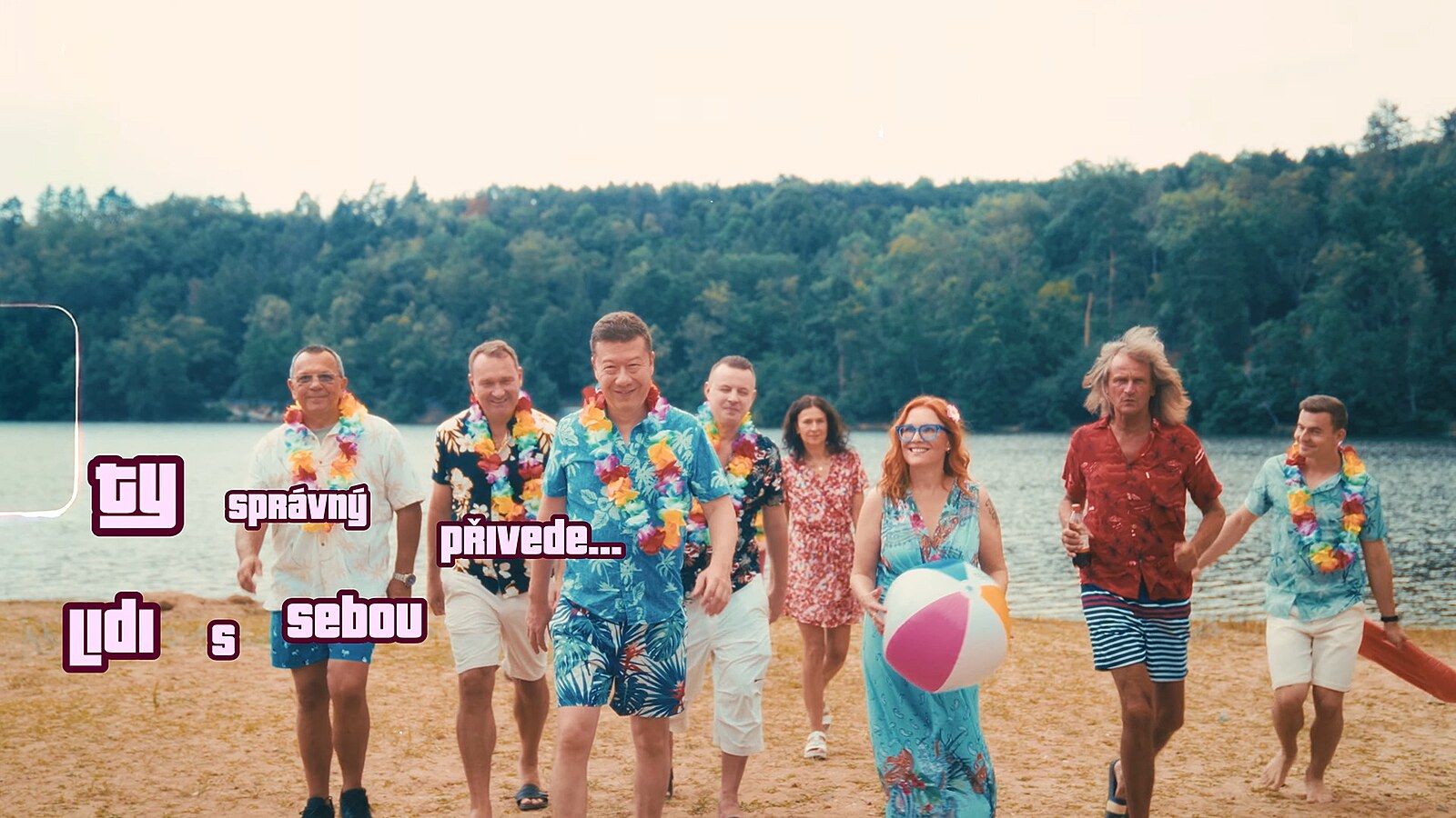 „Teď naplno jede SPD.“ Okamura v novém volebním songu křepčí v havajské košili