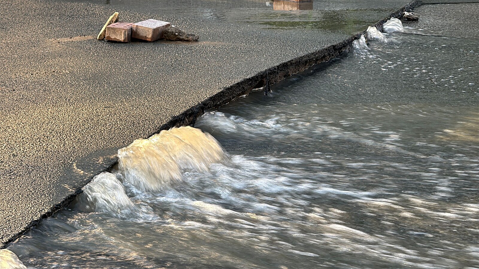 Masy vody se valí ulicemi Prahy. Město zaskočila velká havárie potrubí