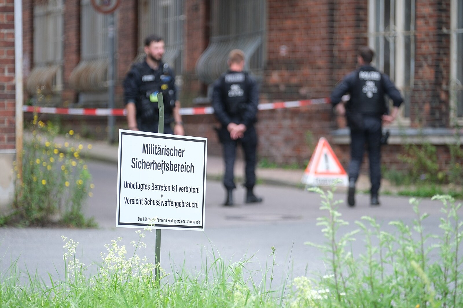 V Sasku se zřítil do řeky armádní vrtulník. Nehodu nepřežili nejméně dva lidé