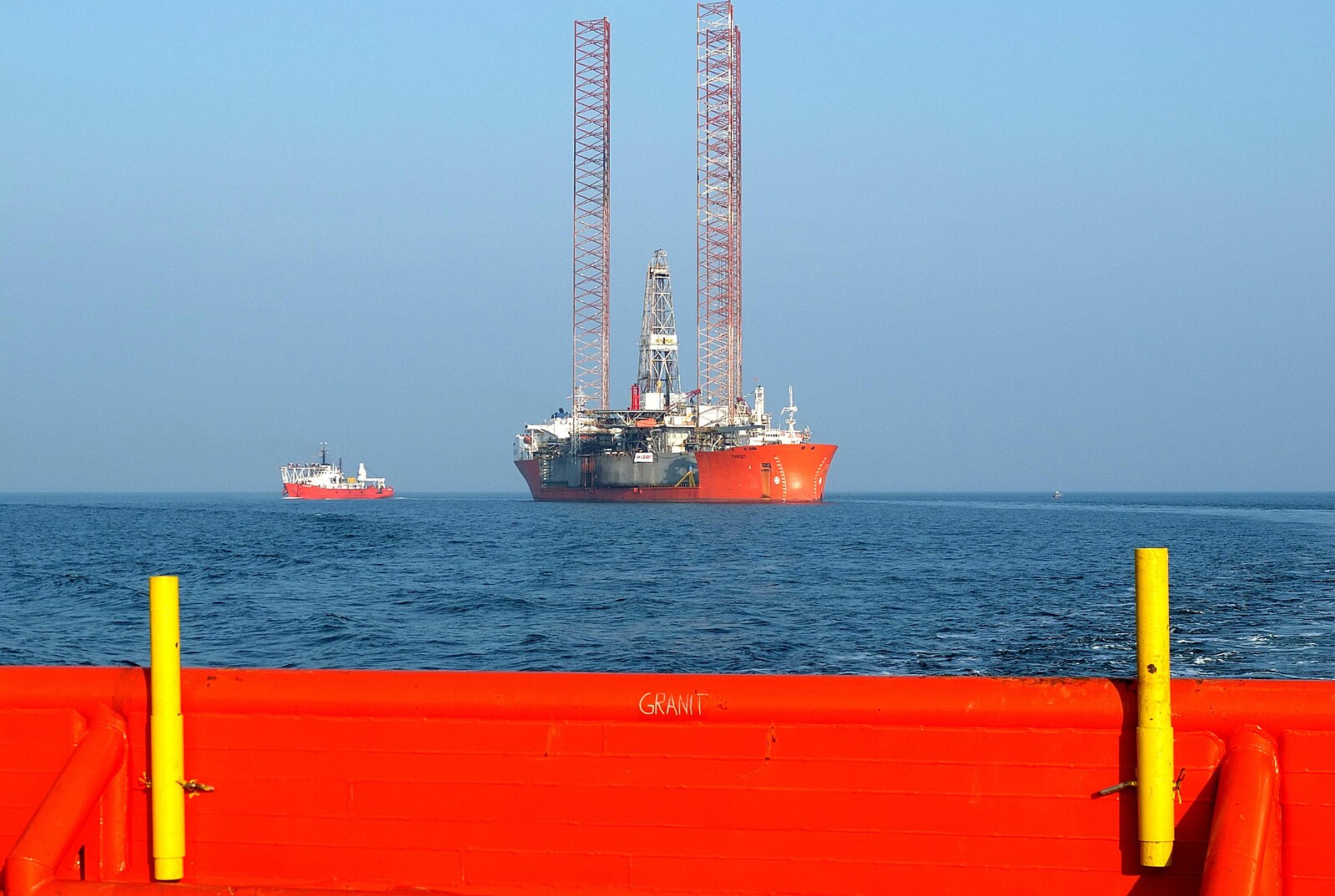 Ropa prudce zlevnila. Po Trumpově odkladu útoků spadl Brent pod 100 dolarů