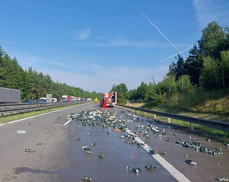Náklad z havarovaného kamionu se rozsypal po dálnici.