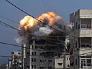Kou a plameny stoupají z obytné budovy zasaené izraelským úderem ve mst...