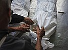 Píbuzní se dívají na tlo jedenáctiletého palestinského dítte Abdulláha...
