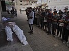 Truchlící se úastní pohbu svých píbuzných zabitých pi izraelském...