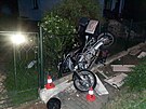 Opil motocyklista se zastavil a v plot, kde se i se strojem znaky BMW...