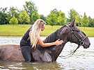Koupn kon nen jen zbava, ale i vzva. Jezdkyn se mus obejt bez sedla a...