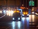 Prahou v noci projdl nadrozmrn nklad mostu do Ndran ulice