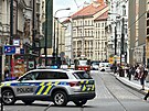 Policie uzavela kiovatku Lazarsk a j pilehl ulice v centru Prahy, kvli...