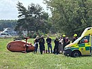 U Star Boleslavi se ztil vrtulnk se dvma lidmi, oba jsou lehce zranni....
