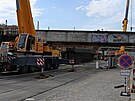 Kvli instalaci nov ocelov konstrukce elezninho mostu je u od sobotn...