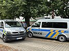 Prat policist zasahuj v Hornch Poernicch, kde byly zranny dv pbuzn...