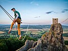 Balancuj ve vce padesti metr na lajnch nataench mezi Pannou a Babou....