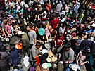 Palestinci, kteí trpí hladem, se shromaují u výdeje jídla z charitativní...