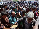 Palestinci, kteí trpí hladem, se shromaují u výdeje jídla z charitativní...