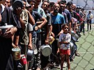 Palestinci, kteí trpí hladem, se shromaují u výdeje jídla z charitativní...