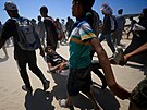 V Pásmu Gazy pi izraelské stelb zemelo dalích 73 Palestinc, kdy ekali...