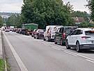 V ter rno se kolona vozidel na pjezdu do Havlkova Brodu thla a ze...